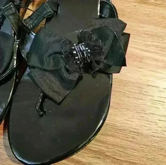 Simply Vera Vera Wang Black sandals with a bow. Slight wedge. Size small 5-6 - Picture 4 of 7